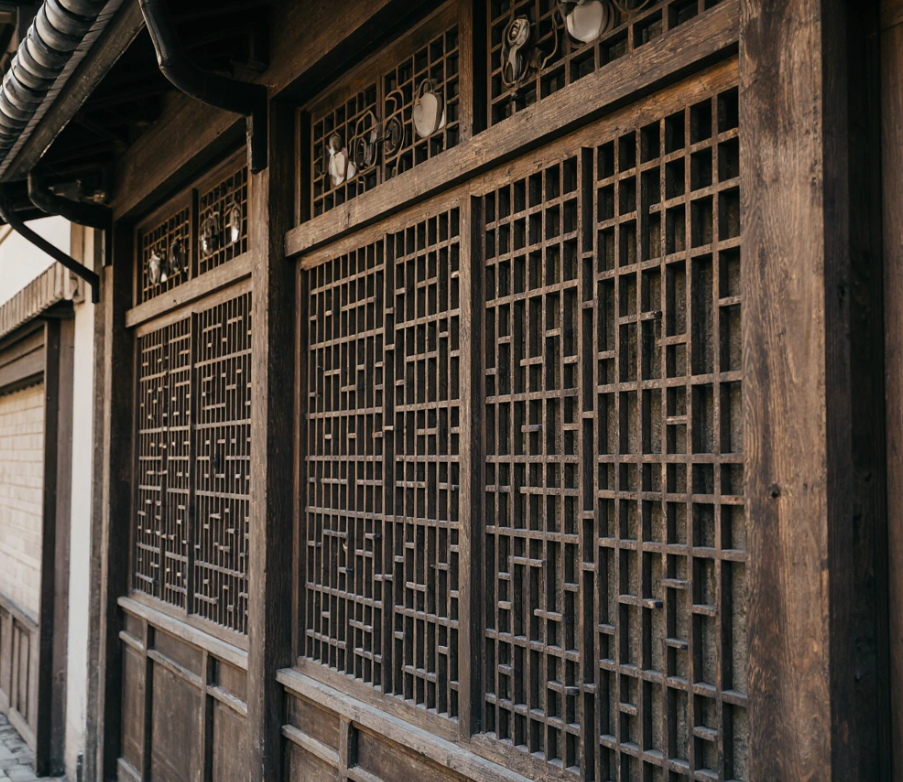 Close-up of Koshi wooden latticework on the facade of a traditional Machiya house in Pontocho, Kyoto, highlighting intricate craftsmanship.